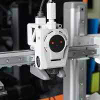 Mini ecrã Panda Knomi para impressoras 3D da série A1 P1 X1 da Bambu Lab - exposição com uma moldura impressa (de A7 Lab)